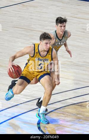 Riverside, California, Stati Uniti. 4 Dicembre 2020. California Baptist University Guard/Forward Reed Nottage (5) guida al basetduring il gioco. La CBU Lancers ha ospitato i se Louisiana Lions al CBU Event Center di Riverside. Credit: Ardie Crenshaw/ZUMA Wire/Alamy Live News Foto Stock