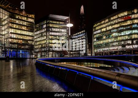 Londra, UK - Jan 2020: The Shard e The Scoop in una notte buia bagnata Foto Stock