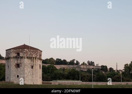 Panorama di Nebojsa Kula durante un tramonto. Chiamata anche Torre Nebojsa, è un ex dungeon e un residuo di Donji grad, la città bassa del Fortr Foto Stock