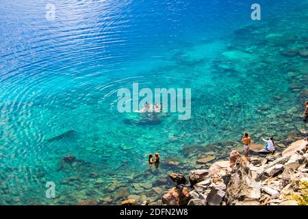 Le persone nuotano nelle acque blu del Crater Lake, Oregon, USA Foto Stock