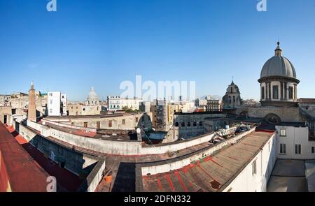 Vista di Napoli dal tetto realizzato in Chiostro, porta Capuana, Napoli Foto Stock