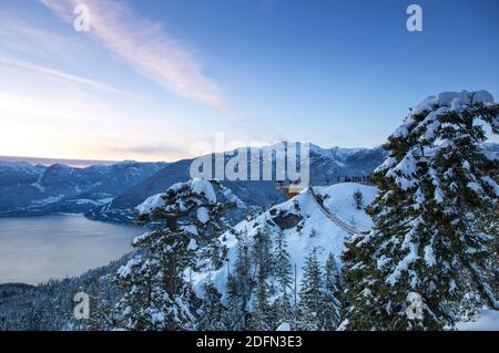 Sea to Sky Gondola, Squamish, BC, Canada. 1 gennaio 2018 persone che camminano lungo il ponte sospeso fino a un punto panoramico Foto Stock