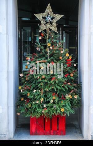 Londra, Regno Unito. 05 dicembre 2020. Un albero di Natale installato presso il London Fruit Exchange dal mercato di Spitalfields. La vita quotidiana a Londra con il nuovo sistema di livelli. Il sistema a più livelli vedrà milioni di persone nel paese collocate nei due livelli più rigorosi con un periodo rilassato tra il 23 e il 27 dicembre. Credit: SOPA Images Limited/Alamy Live News Foto Stock