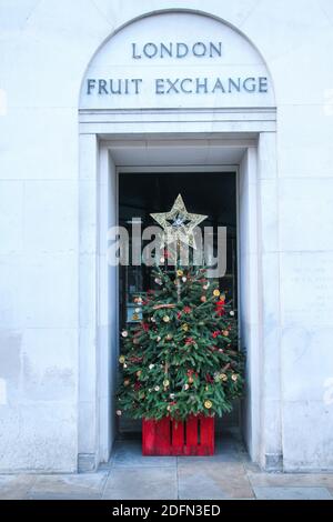 Londra, Regno Unito. 05 dicembre 2020. Un albero di Natale installato presso il London Fruit Exchange dal mercato di Spitalfields. La vita quotidiana a Londra con il nuovo sistema di livelli. Il sistema a più livelli vedrà milioni di persone nel paese collocate nei due livelli più rigorosi con un periodo rilassato tra il 23 e il 27 dicembre. Credit: SOPA Images Limited/Alamy Live News Foto Stock