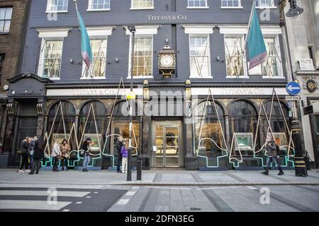 Coda degli acquirenti al di fuori del negozio Tiffany & Co. La gente ha cominciato a flocking al centro di Londra poichè la capitale è stata messa nella fila 2 il 2 dicembre dopo un blocco nazionale di mese. Foto Stock