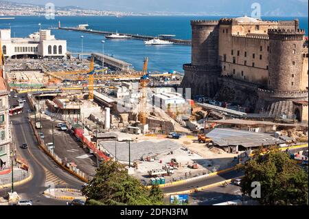 Lavori sottograni di fronte al castello di maschio Angioino, Napoli, Italia Foto Stock