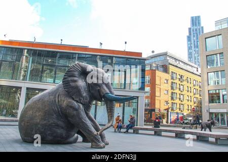 Una delle mandrie di sculture di speranza, parte dei 21 elefanti di bronzo a grandezza naturale modellati dopo gli orfani nella cura del Sheldrick Wildlife Trust in Kenya. I modelli e gli artisti Gillie e Marcart, presentati per la prima volta a Londra intorno al dicembre 2019. Foto Stock