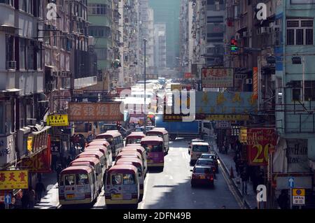 Minibus e bancarelle di mercato in Tung Choi Street a Mong Kok, Kowloon, Hong Kong Foto Stock