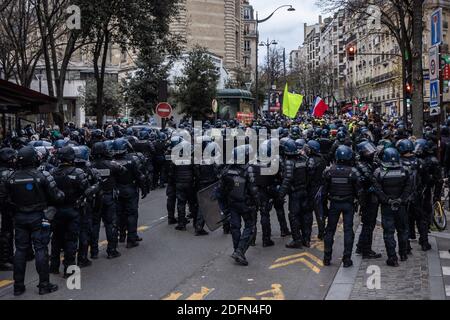 Parigi, Francia. 5 dicembre 2020. Gendarmes guardia durante una manifestazione a Parigi, Francia, 5 dicembre 2020. La polizia di Parigi ha fatto 22 arresti il sabato dopo che la violenza si è accesa in una dimostrazione contro la brutalità della polizia e un disegno di legge controverso. Credit: Aurelien Morissard/Xinhua/Alamy Live News Foto Stock