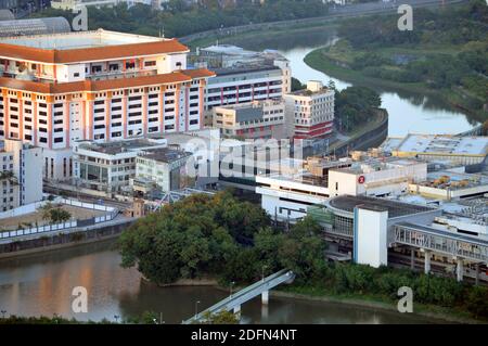 Confine tra Shenzhen, Cina (sinistra) e Hong Kong (destra), con il punto di controllo lo Wu mostrato. Il confine è il fiume Sham Chun (centro). Foto Stock