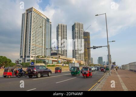 COLOMBO, SRI LANKA - 21 FEBBRAIO 2020: Sulle strade della moderna Colombo Foto Stock