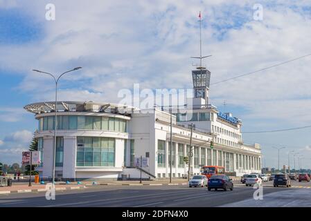 NIZHNY NOVGOROD, RUSSIA - 29 AGOSTO 2020: Vista della costruzione della Volga Shipping Company in una giornata di sole Foto Stock