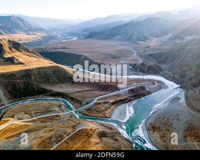 La confluenza di due fiumi - Chuya e Katun, Repubblica di Altai, Russia. alba, tramonto, Foto Stock