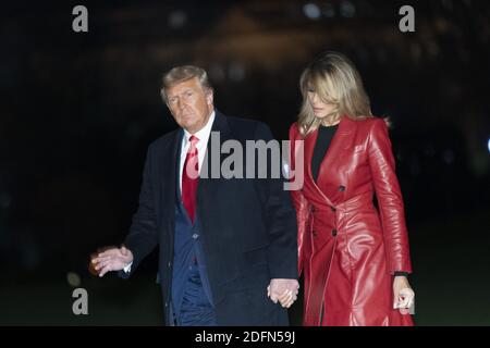 Washington, Stati Uniti. 05 dicembre 2020. Il presidente degli Stati Uniti Donald J. Trump e la First Lady Melania Trump tornano alla Casa Bianca di Washington, DC sabato 5 dicembre 2020 dopo aver partecipato a un raduno politico in Georgia. Photo Chris Kleponis/UPI Credit: UPI/Alamy Live News Foto Stock