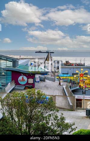 Southend sull'ingresso del molo sul mare, con una parte del parco Adventure Island Pleasure. Foto Stock