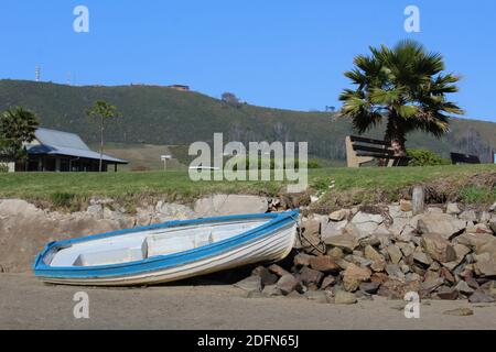 Barche su una spiaggia durante la bassa marea Foto Stock