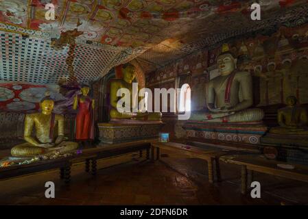 DAMBULLA, SRI LANKA - 08 FEBBRAIO 2020: Interno di un antico tempio grotta buddista. Il Tempio d'Oro a Dambulla Foto Stock