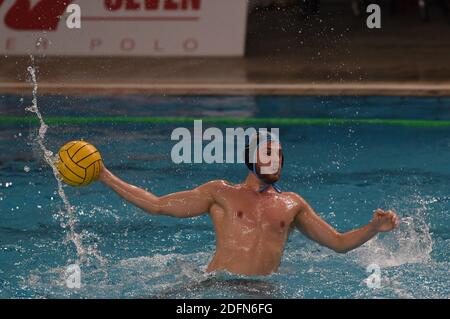 Savona, Italia. 5 dicembre 2020. Savona, Italia, Zanelli pool, 05 dicembre 2020, Nehuen Paz (Bologna) durante VK Radnicki vs OSC Potsdam - LEN Euro Cup Waterpolo Match Credit: Danilo Vigo/LPS/ZUMA Wire/Alamy Live News Foto Stock