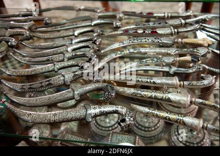 Souvenir, pugnali con guaina decorativa in argento, Giordania Foto Stock