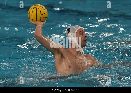 Savona, Italia. 5 dicembre 2020. Savona, Italia, Zanelli pool, 05 dicembre 2020, STANOJEVIC Nemanja (VK Radnicki) durante VK Radnicki vs OSC Potsdam - LEN Euro Cup Waterpolo match Credit: Danilo Vigo/LPS/ZUMA Wire/Alamy Live News Foto Stock