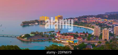 Vista sulla città e la costa, Ocho Rios, Giamaica, West Indies, dei Caraibi e America centrale Foto Stock