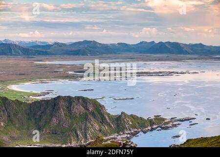 Vista dal monte Matinden all'isola di Andoya, Bleik, Vesteralen, Nordland, Nord-Norge, Norvegia Foto Stock