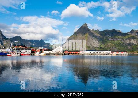 Cabine Rorbuer e barche da pesca a Hamnoy, Reine, Reinefjord, Lofoten, Norvegia Foto Stock