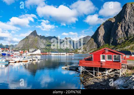 Cabine Rorbuer e barche da pesca a Hamnoy, Reine, Reinefjord, Lofoten, Norvegia Foto Stock