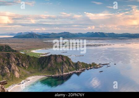 Vista dal monte Matinden all'isola di Andoya, Bleik, Vesteralen, Nordland, Nord-Norge, Norvegia Foto Stock