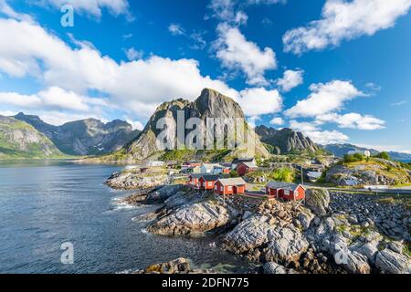 Capanne da pesca Rorbuer sul fiordo, Hamnoy, Reinefjord con montagne sullo sfondo, Reine, Lofoten, Norvegia Foto Stock