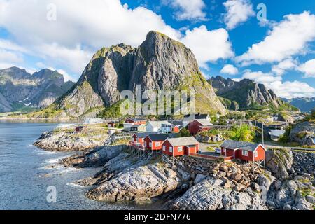 Capanne da pesca Rorbuer sul fiordo, Hamnoy, Reinefjord con montagne sullo sfondo, Reine, Lofoten, Norvegia Foto Stock