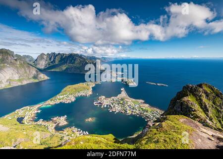 Vista dalla montagna Reinebringen al villaggio di pescatori Reine, fiordo con isole e montagne, Reinefjord, Lofoten, Norvegia Foto Stock
