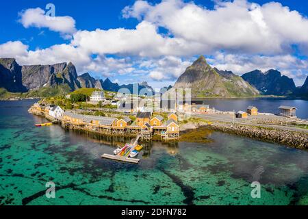Rorbuer cabine presso il fiordo con Bergen sullo sfondo, villaggio di pescatori Sakrisoy, Sakrisoy, Reine, Lofoten, Norvegia Foto Stock