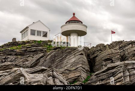 Faro di Fjoloy vista al panoramico scantinato roccioso, Rennesoy kommune, Stavanger, Norvegia, maggio 2018 Foto Stock