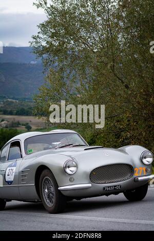 CAGLI , ITALIA - OTT 24 - 2020 : ZAGATO FIAT 8V BERLINETTA 1954 su una vecchia vettura da corsa nel rally Mille miglia 2020 la famosa corsa storica italiana (192 Foto Stock