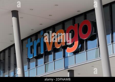 Scritta Trivago presso la sede centrale della società, portale di confronto hotel, Medienhafen Duesseldorf, Nord Reno-Westfalia, Germania Foto Stock