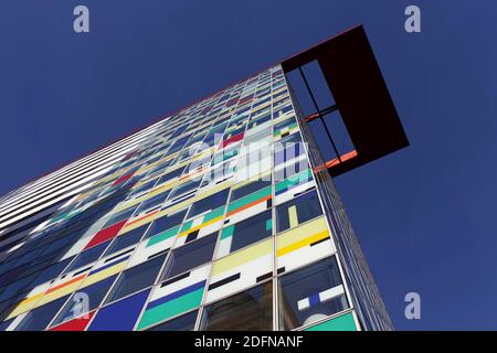 Edificio alto Colorium, facciata con pannelli di vetro colorati, architetto William Alsop, Medienhafen Duesseldorf, Nord Reno-Westfalia, Germania Foto Stock