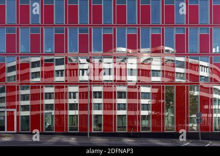 L'edificio del Trivago si riflette nell'edificio degli uffici di Capricorn, sede della Uniper, Medienhafen Duesseldorf, Renania Settentrionale-Vestfalia, Germania Foto Stock