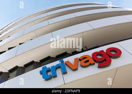 Scritta Trivago presso la sede centrale della società, portale di confronto hotel, Medienhafen Duesseldorf, Nord Reno-Westfalia, Germania Foto Stock