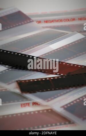 pellicola, fotocamera, striscia, cinema, bianco, filmato, sfondo, isolato, bobina, digitale, negativo, vuoto, retro, cornice, striscia, apparecchiatura, immagine, entertai Foto Stock
