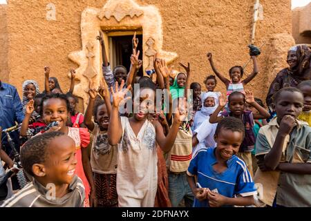Gruppo di bambini ridenti, Agadez, Niger Foto Stock