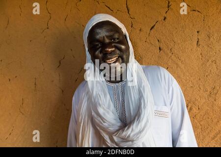Uomo ridente amichevole con tagelmust, Agadez, Niger Foto Stock