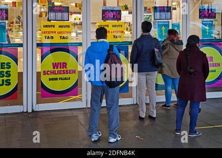 La gente l'ultimo giorno di fronte all'ingresso di un grande magazzino, Galeria Kaufhof, chiusura negozio, Witten, Nord Reno-Westfalia, Germania Foto Stock