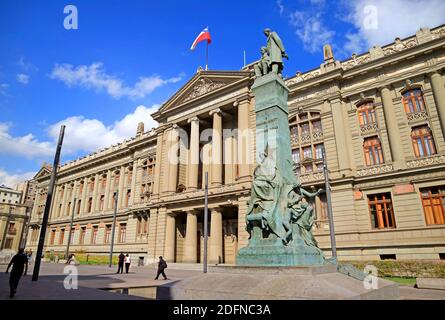 Splendido edificio della Corte Suprema del Cile o Palacio de los Tribunales de Justicia de Chile in Piazza Montt Varas a Santiago, Cile Foto Stock