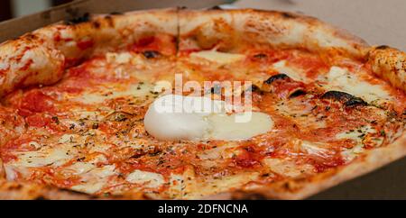 Primo piano della pizza margherita. Cucina tradizionale napoletana. Foto Stock