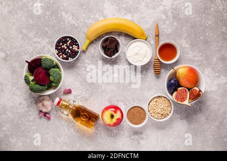 Prodotti per l'intestino sano. Cibo naturale per l'intestino. Vista dall'alto. Foto Stock