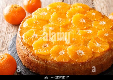 Torta di mandarino di frutta fresca primo piano su una tavola di ardesia sul tavolo. Orizzontale Foto Stock