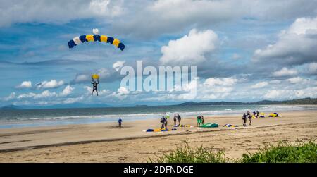 Sito di atterraggio per paracadutismo a Mission Beach, Clump Point, Cassowary Coast Region, Queensland, Australia Foto Stock