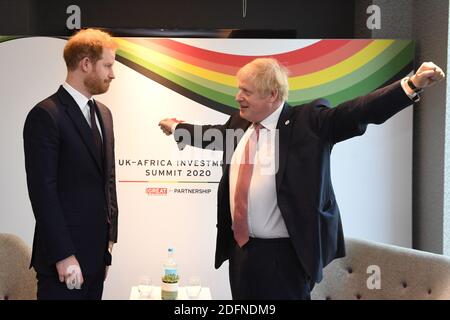 File photo datato 20/01/20 del Duca di Sussex (a sinistra) con il primo Ministro Boris Johnson, durante il Summit investimenti Regno Unito-Africa all'Intercontinental Hotel London. Il 13 dicembre 2020 ricorre il primo anniversario della vittoria elettorale generale del sig. Johnson. Foto Stock