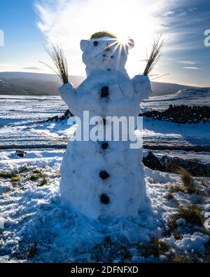 Snowman nelle valli dello Yorkshire, nel Nord Yorkshire Foto Stock